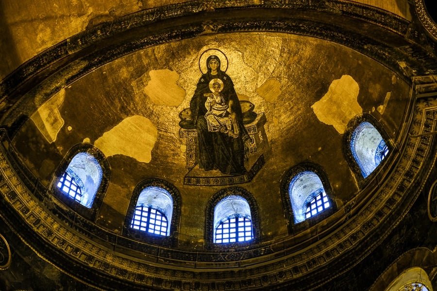 Techo de la cúpula principal dentro de Hagia Sophia en Estambul