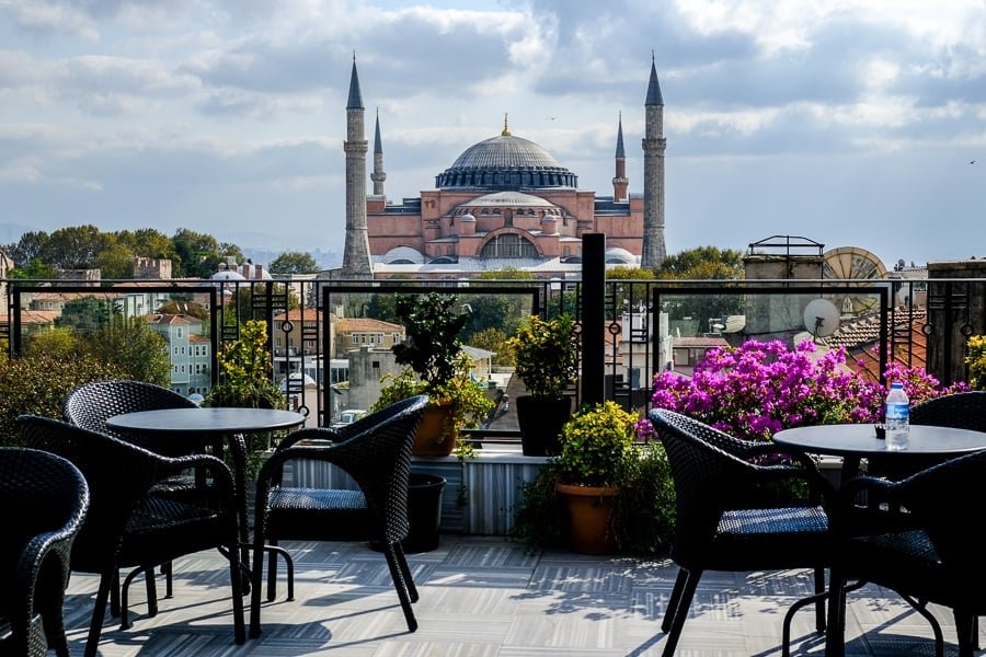 Vista del hotel en la azotea de Hagia Sophia en Estambul