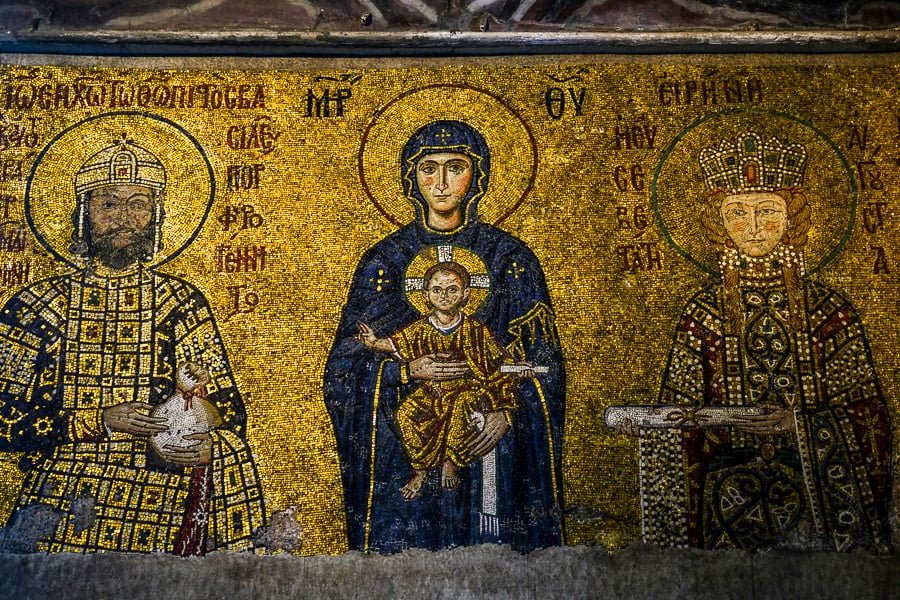 Mosaicos de pared medieval dentro de Hagia Sophia en Estambul