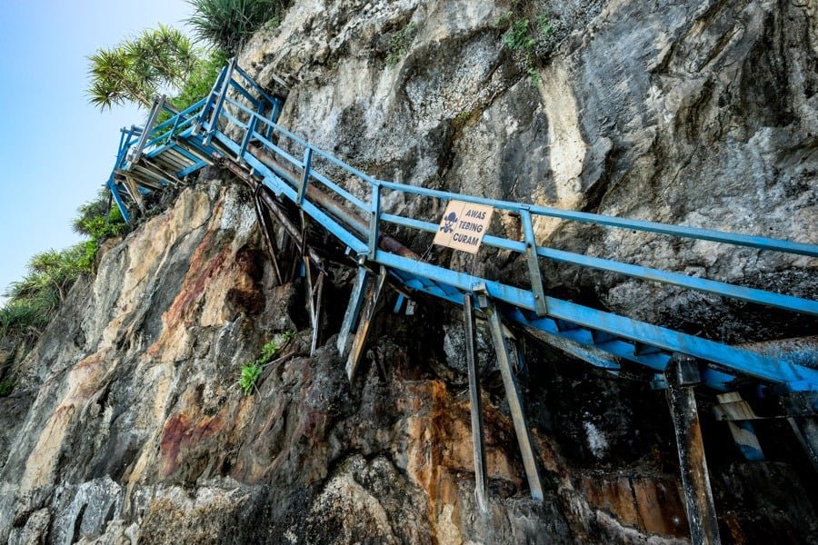 Cascada Peguyangan Nusa Penida Bali Escaleras Azules