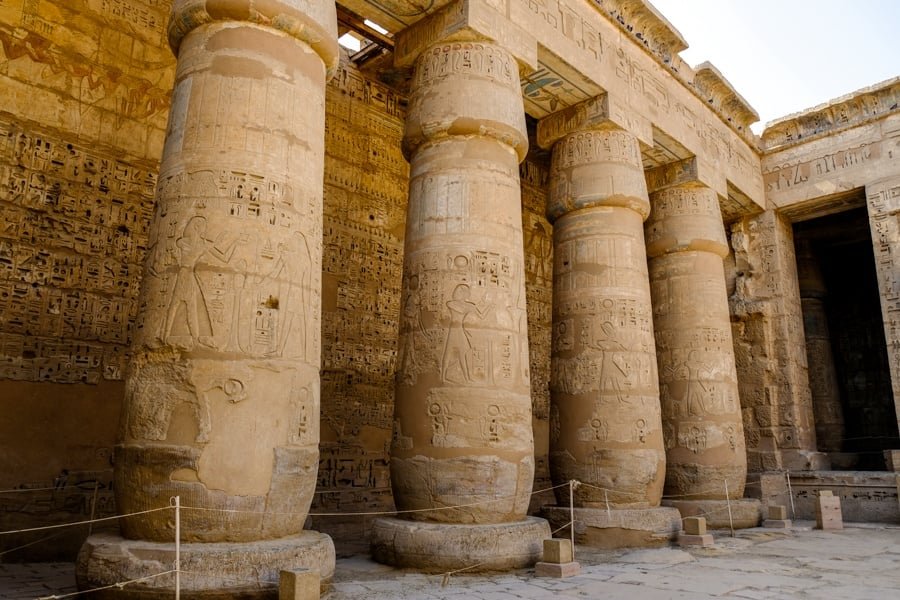 Pilares del templo de Medinet Habu en Egipto