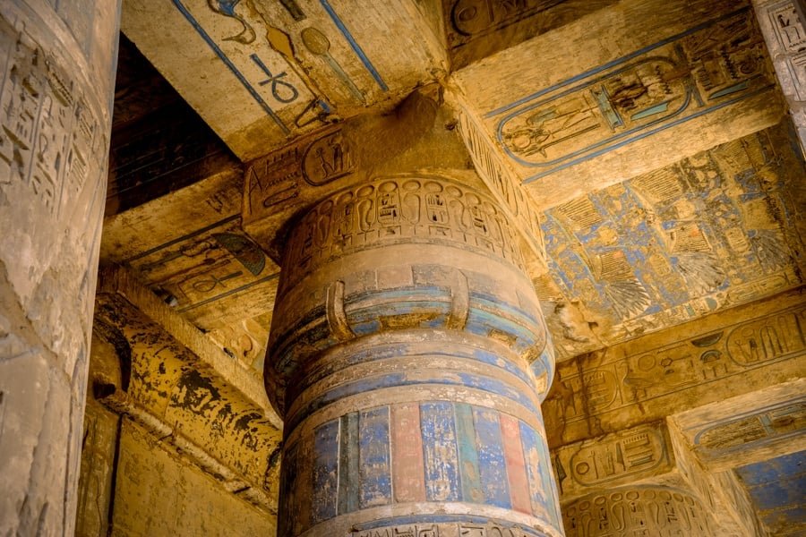 Jeroglíficos en los pilares del templo de Medinet Habu en Egipto