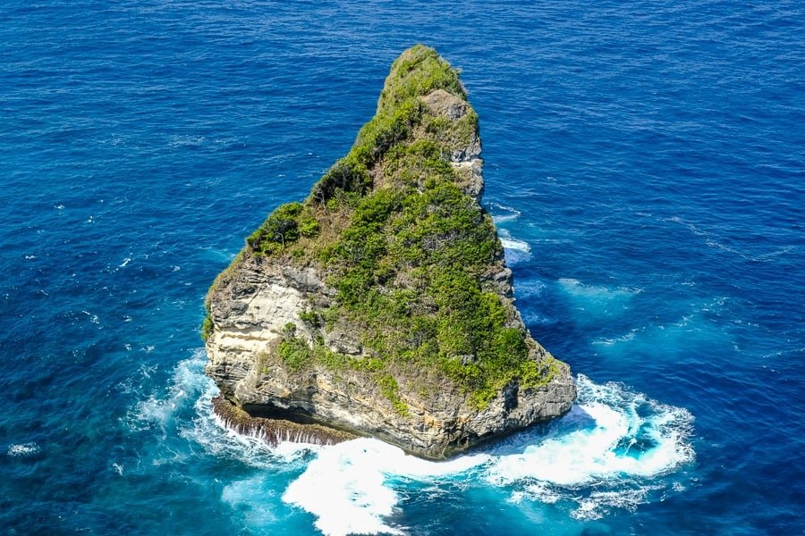 Roca puntiaguda en Banah Cliff Point en Nusa Penida, Bali