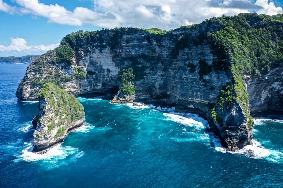 Acantilados escarpados en Banah Cliff Point en Nusa Penida, Bali