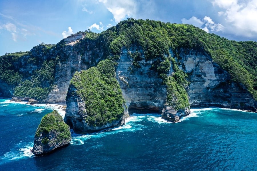 Acantilados blancos y verdes de la isla en Banah Cliff Point en Nusa Penida, Bali