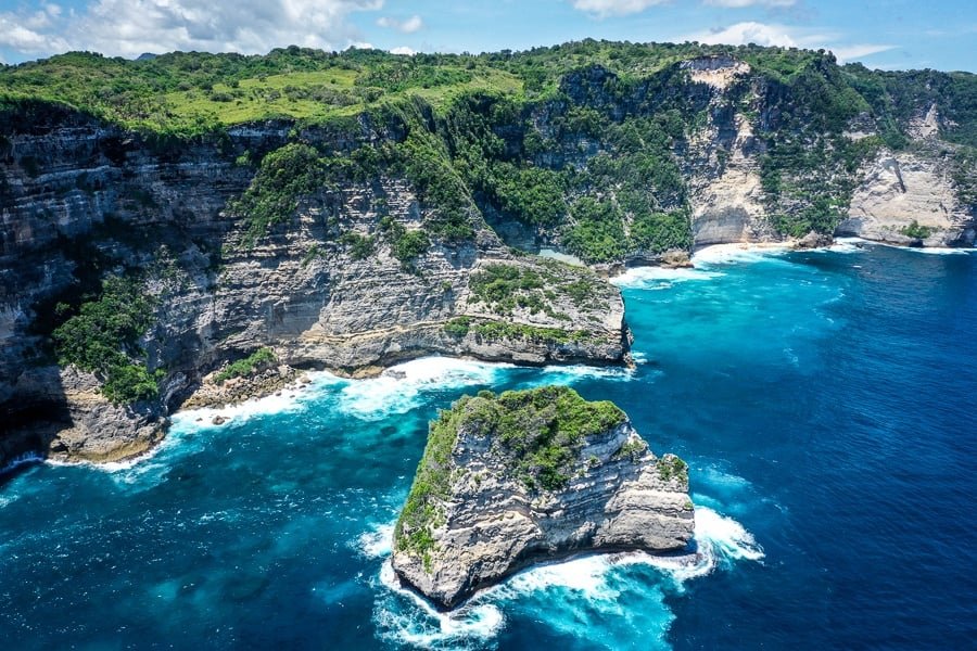 Vista por drones de Banah Cliff Point en Nusa Penida, Bali