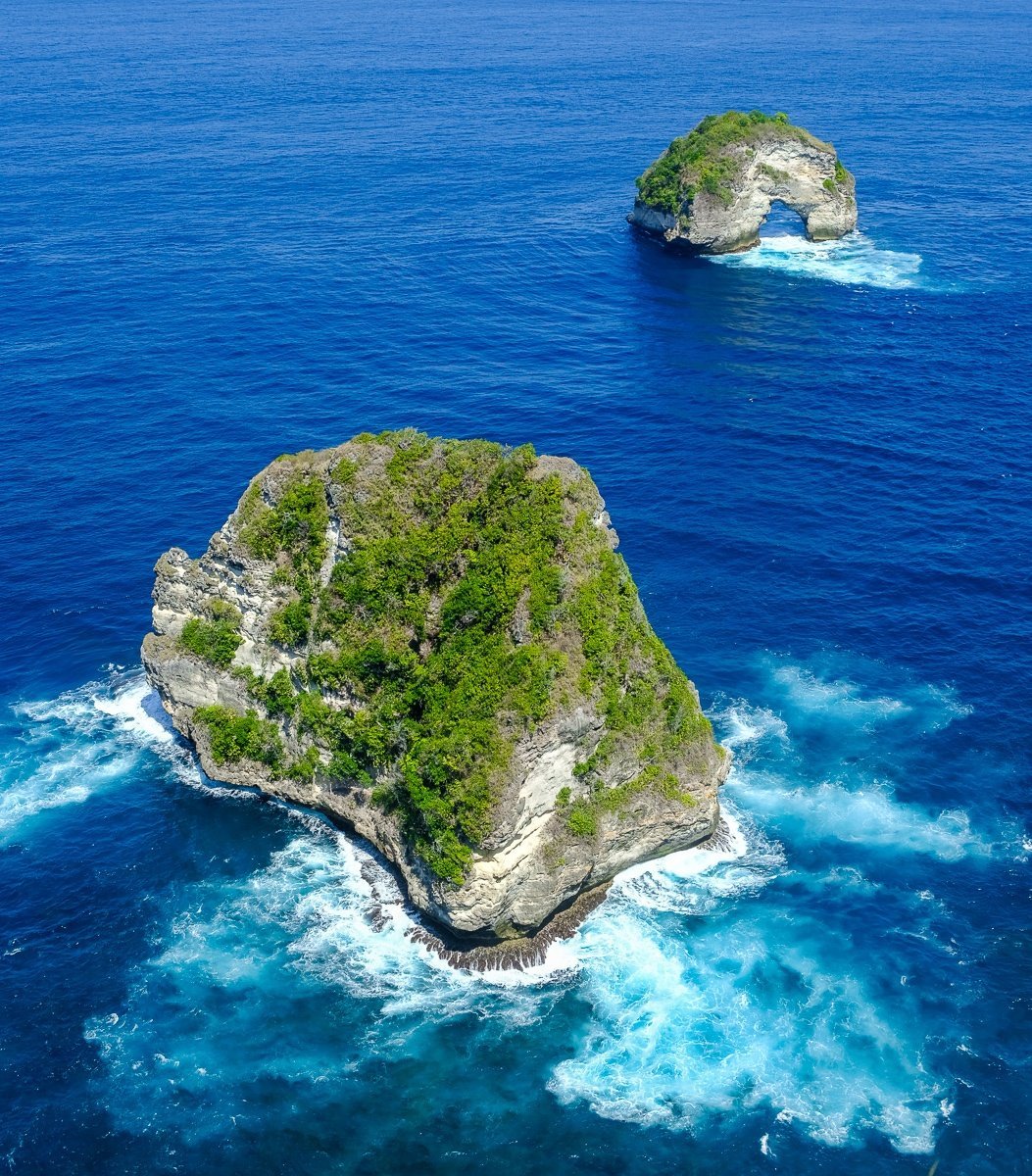 Dos rocas marinas en Banah Cliff Point en Nusa Penida, Bali