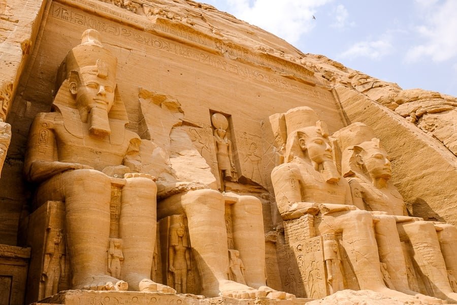 Estatuas gigantes de faraones en el templo de Abu Simbel en Egipto