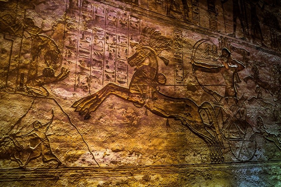 Jeroglíficos de carro dentro de la tumba del templo de Abu Simbel en Egipto