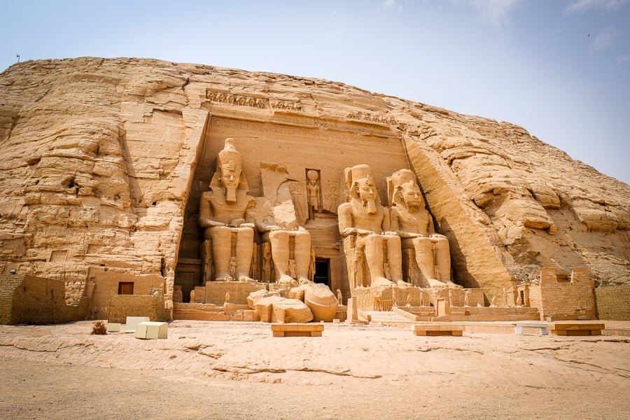 Fachada principal del templo de Abu Simbel en Egipto