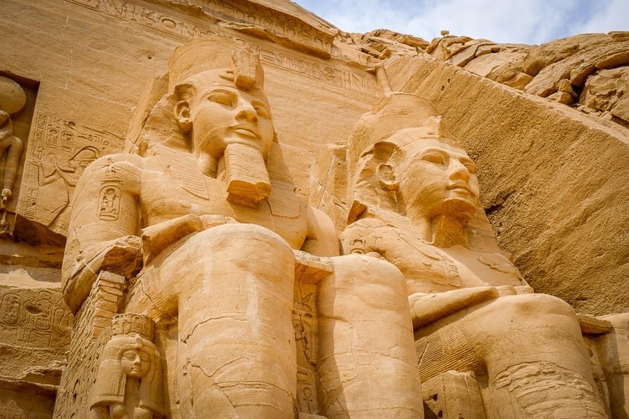 Estatuas gemelas gigantes del faraón en el templo de Abu Simbel en Egipto