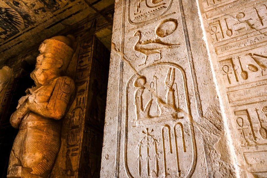 Jeroglíficos dentro de la tumba del templo de Abu Simbel en Egipto