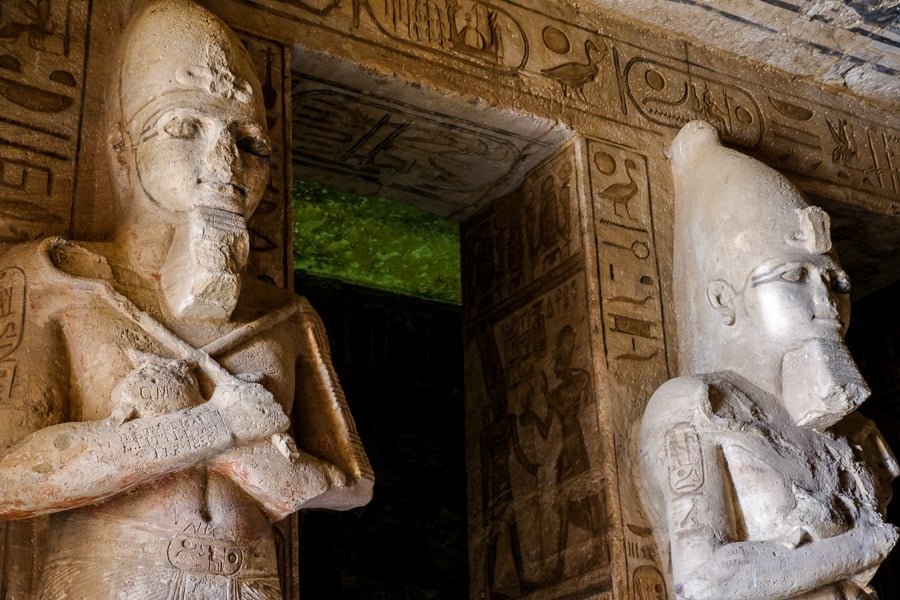 Estatuas dentro de la tumba del templo de Abu Simbel en Egipto