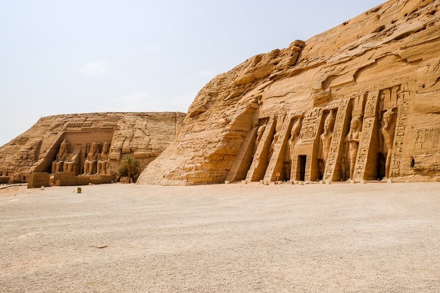 Vista lejana de ambos templos de Abu Simbel en Egipto