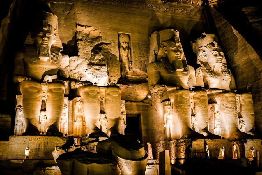 El templo de Abu Simbel se ilumina de noche en Egipto