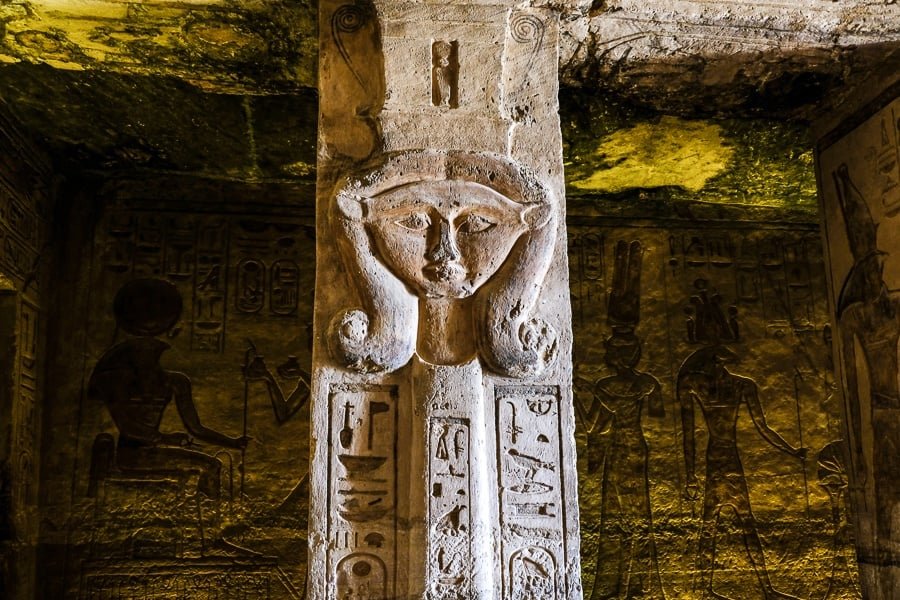 Pilar y tallas dentro del templo de la reina en Abu Simbel en Egipto