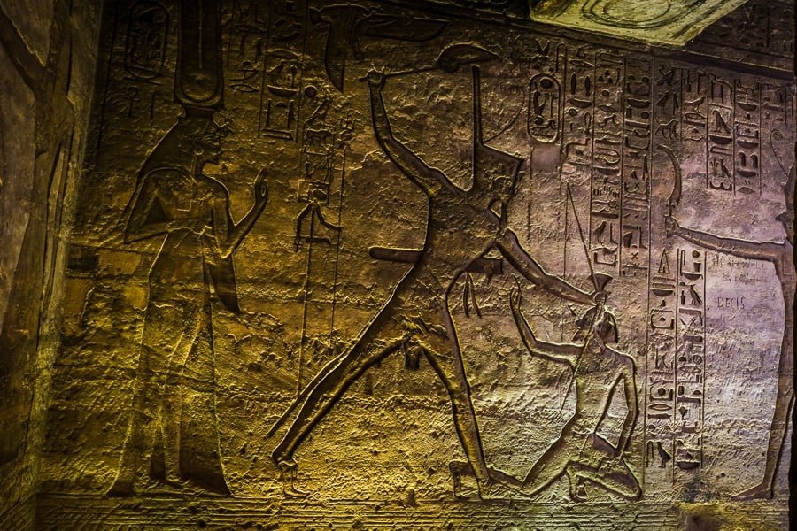 Jeroglíficos dentro del pequeño templo de la reina en Abu Simbel en Egipto