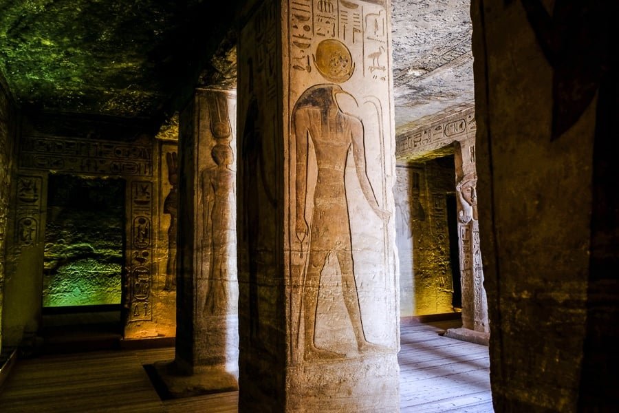 Dentro del templo de la reina en Abu Simbel en Egipto