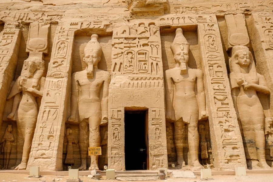 Puerta del templo de la reina en Abu Simbel en Egipto