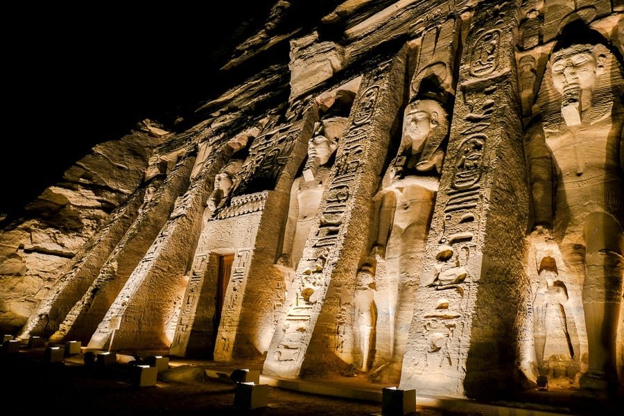 El templo de la reina en Abu Simbel iluminado por la noche en Egipto