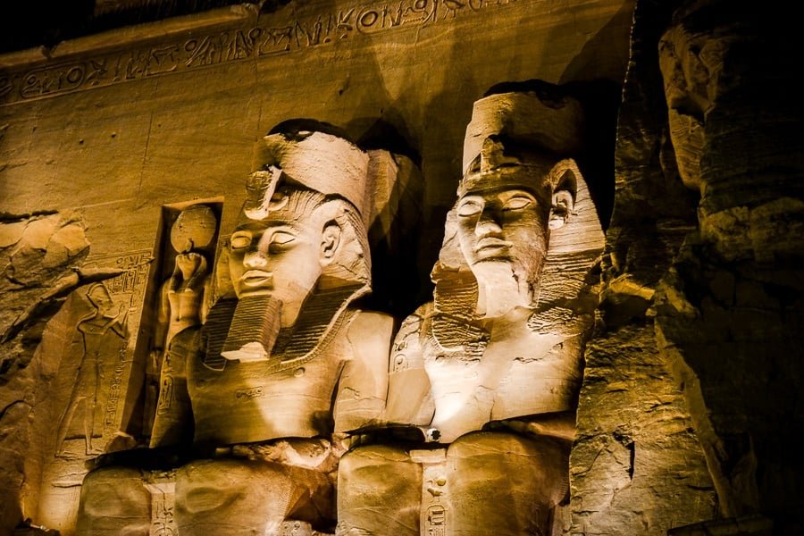 Estatuas del faraón del templo de Abu Simbel iluminadas por la noche en Egipto