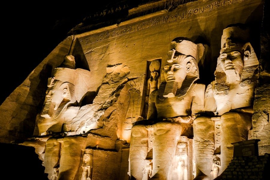 Estatuas del faraón del templo de Abu Simbel iluminadas por la noche en Egipto