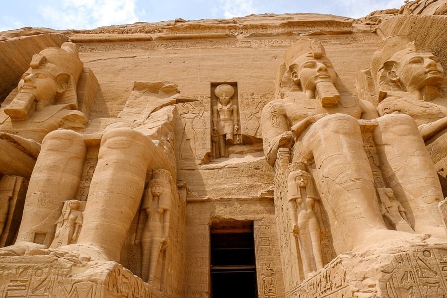 Estatuas y entrada del templo de Abu Simbel en Egipto