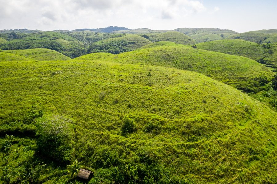 Vista por drones de la colina Bukit Teletubbies en Nusa Penida Bali