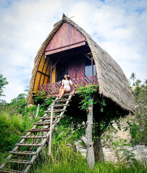 Mi mujer en la nueva casa del árbol en Nusa Penida Bali