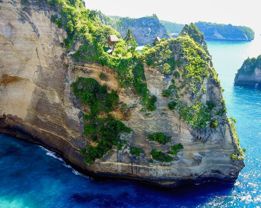 Vista por drones de la casa del árbol de Nusa Penida en Bali