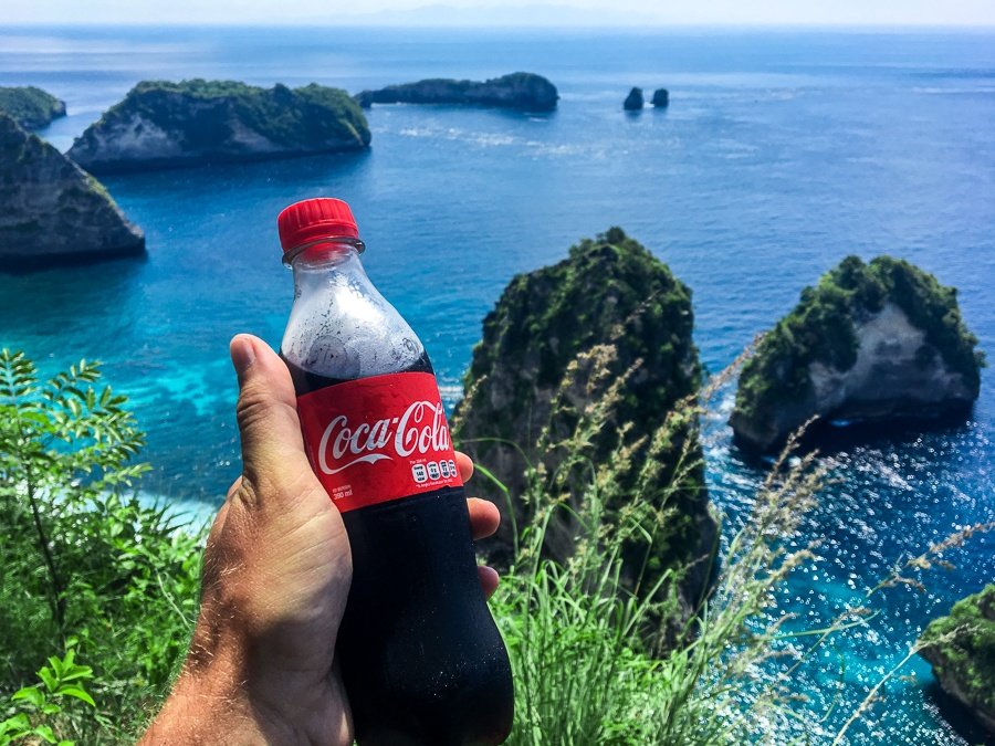 Sosteniendo Coca Cola en el mirador de Raja Lima