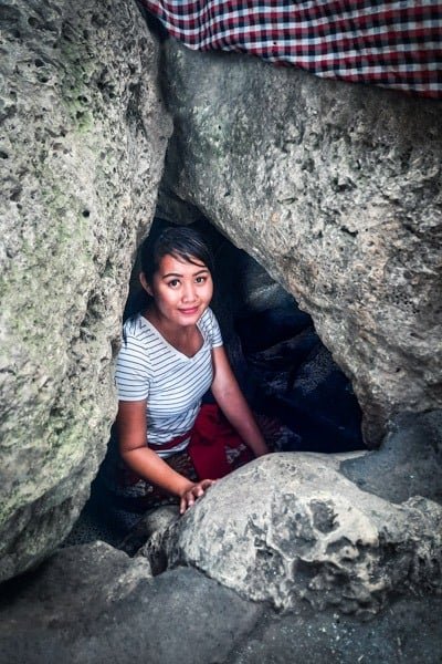 Entrada a la cueva del templo Pura Goa Giri Putri en Nusa Penida Bali