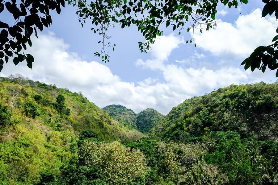 Colinas fuera del templo Pura Goa Giri Putri en Nusa Penida, Bali