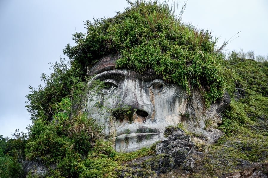 Caras de piedra y área volcánica en Manado, Sulawesi - Reserva en Canarias