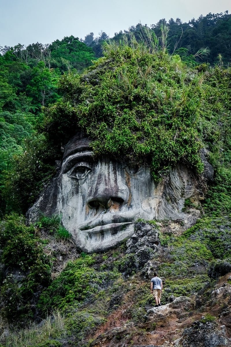 Caras de piedra y área volcánica en Manado, Sulawesi - Reserva en Canarias