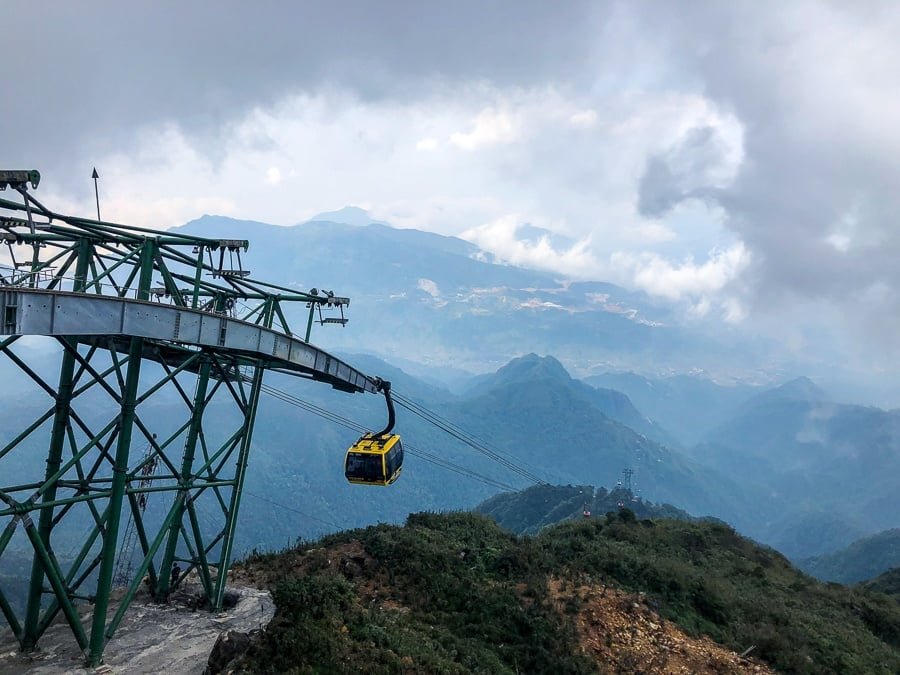 Teleférico en las montañas brumosas de Fansipan en Sapa, Vietnam