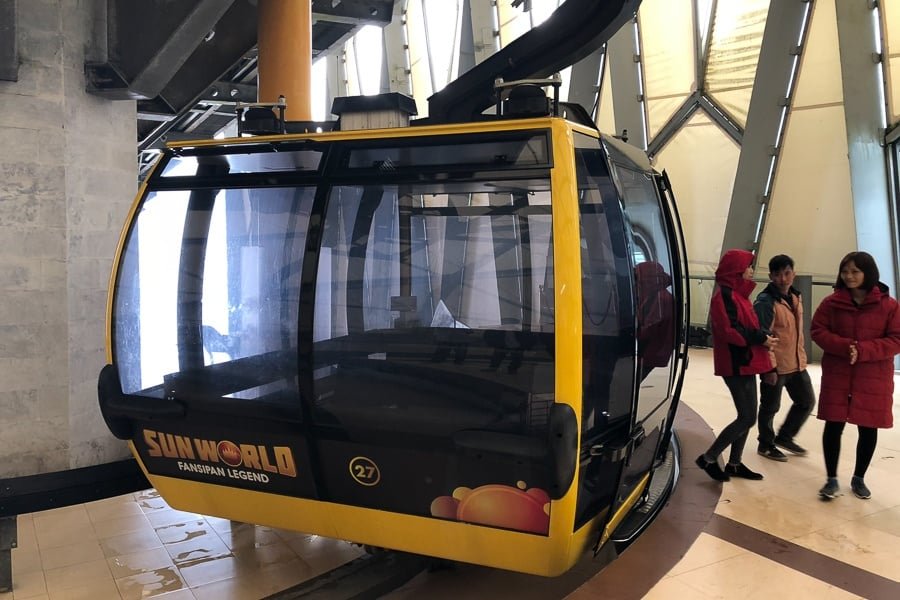 Teleférico y pasajeros en la montaña Fansipan en Sapa, Vietnam