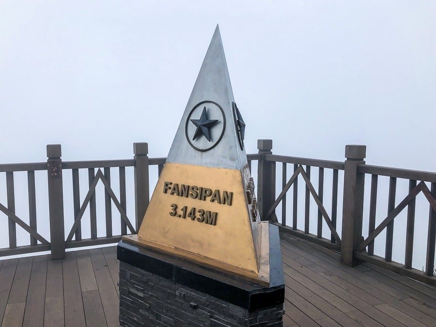 Marcador de cumbre superior a 3.143 metros de altitud en la montaña Fansipan en Sapa, Vietnam