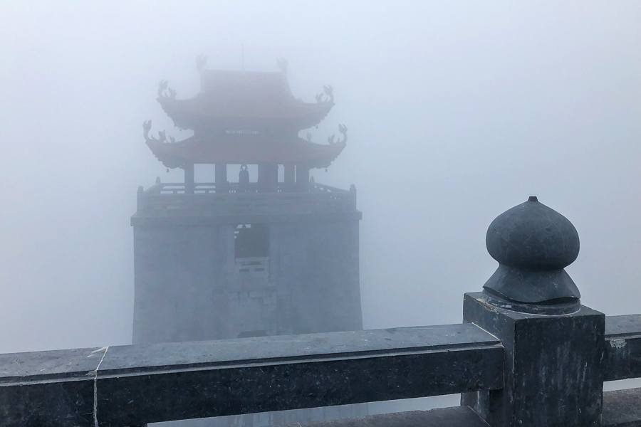 Pagoda muy brumosa y barandilla en la montaña Fansipan en Sapa, Vietnam