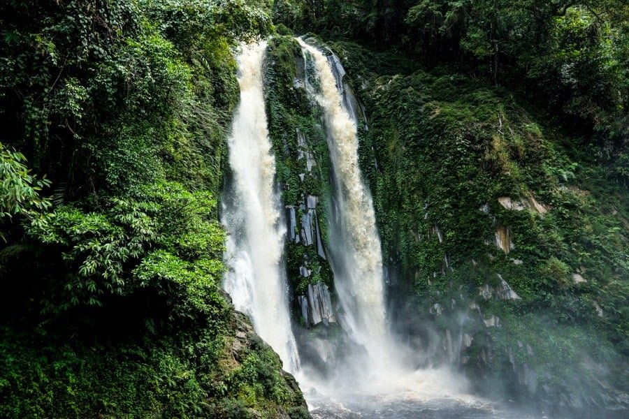 Cascada Lae Mbilulu en el norte de Sumatra, Indonesia