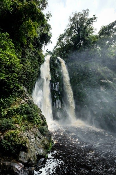 Cascada Lae Mbilulu en el norte de Sumatra, Indonesia