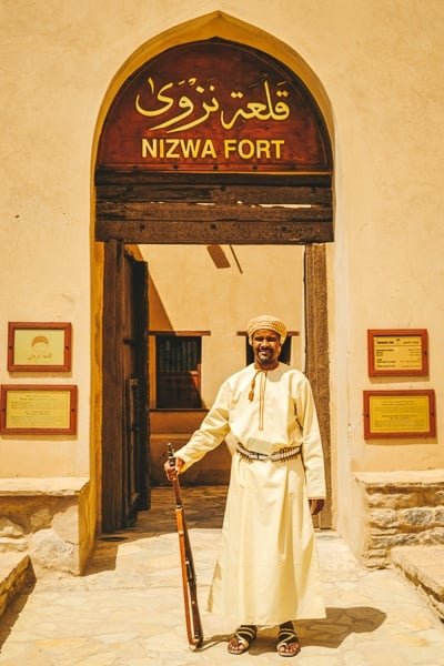 Guardia en el fuerte de Nizwa en Omán