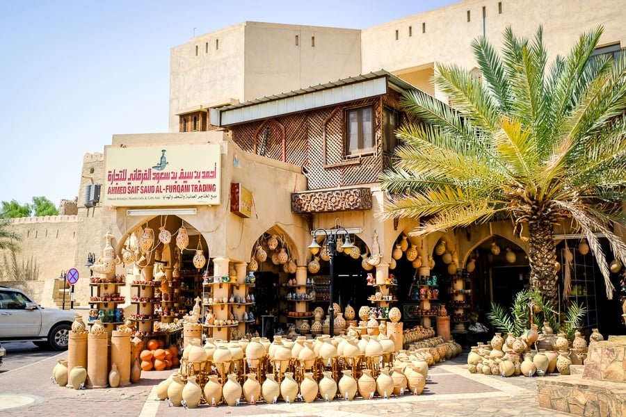 Macetas a la venta en el Zoco Nizwa en Omán