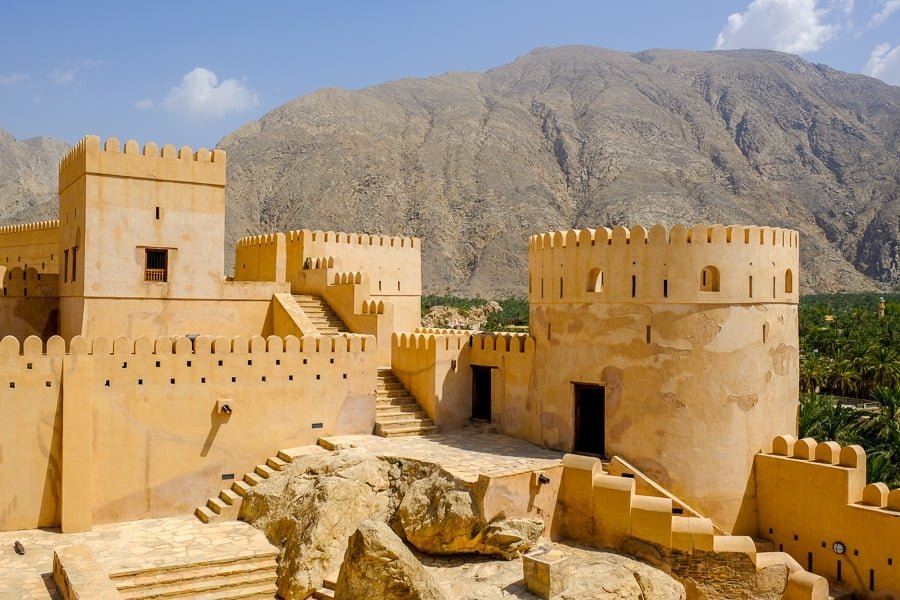 Azotea y montañas del fuerte del castillo de Nakhal en Omán