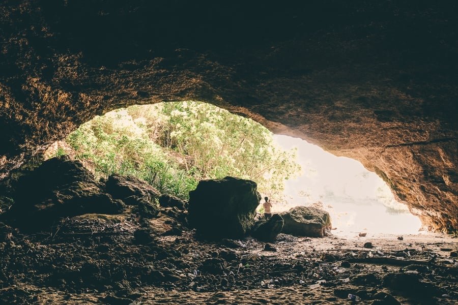 Cueva de la playa de Lumangan en Nusa Penida Bali