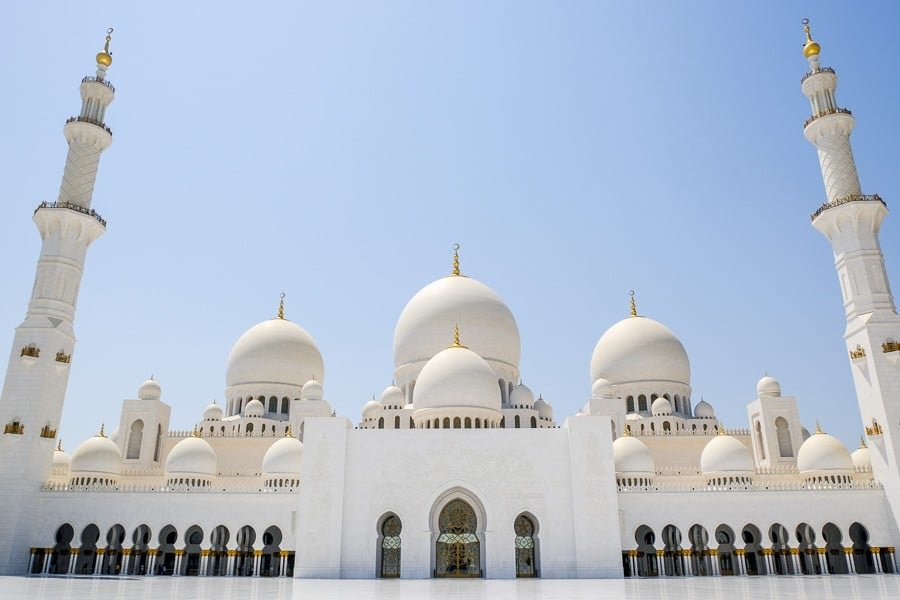 Entrada a la Gran Mezquita Sheikh Zayed en Abu Dhabi, Emiratos Árabes Unidos