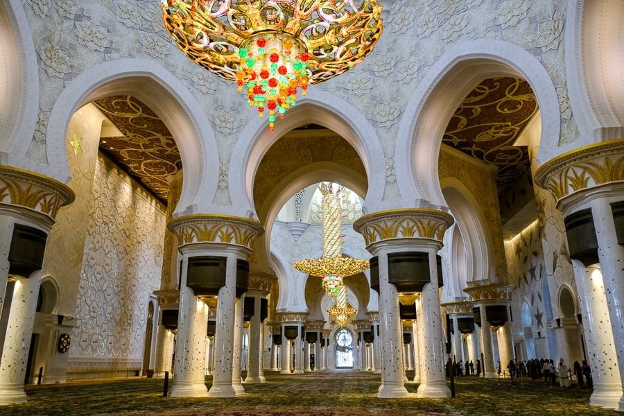 Lámpara de araña y techo gigantes dentro de la mezquita Sheikh Zayed