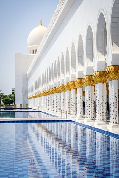 Piscina reflectante y puertas.