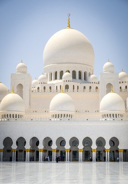 Pórticos de la Gran Mezquita Sheikh Zayed en Abu Dhabi, Emiratos Árabes Unidos