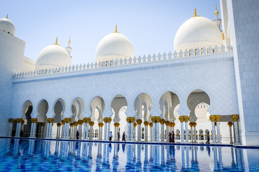 Piscina reflectante en la mezquita Sheikh Zayed en Abu Dhabi, Emiratos Árabes Unidos